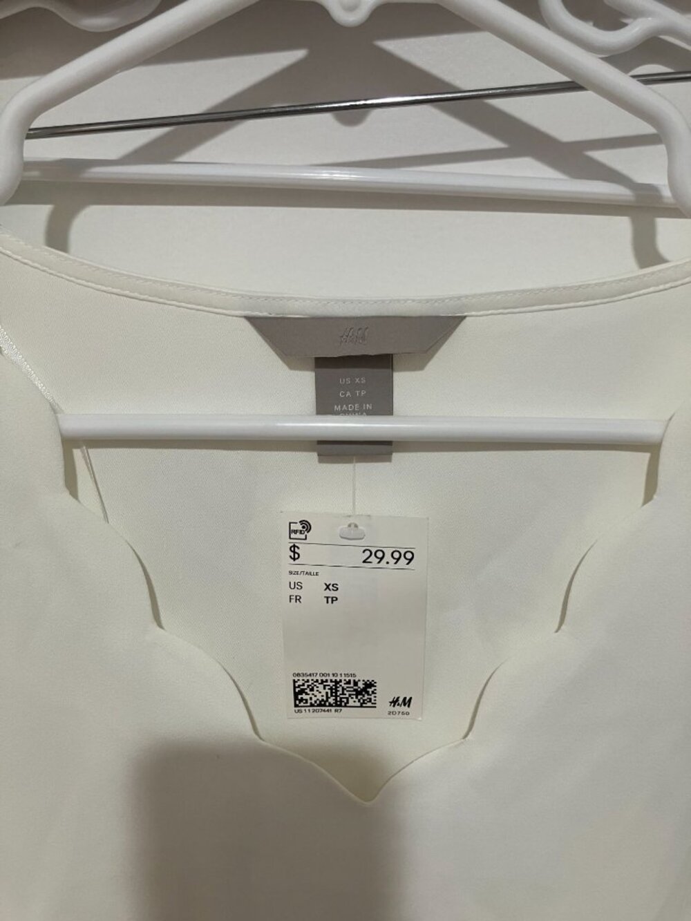 H&M Scalloped V-Neck Blouse White 3/4 Split Sleeve Top Size XS NWT - Picture 3 of 3